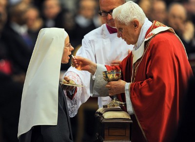 Benedykt XVI udziela Komunii Świętej zakonnicy