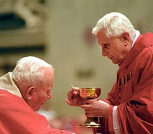 Papież Jan Paweł II przyjmuje Komunię świętą od kardynała Joseph&rsquo;a Ratzinger&rsquo;a